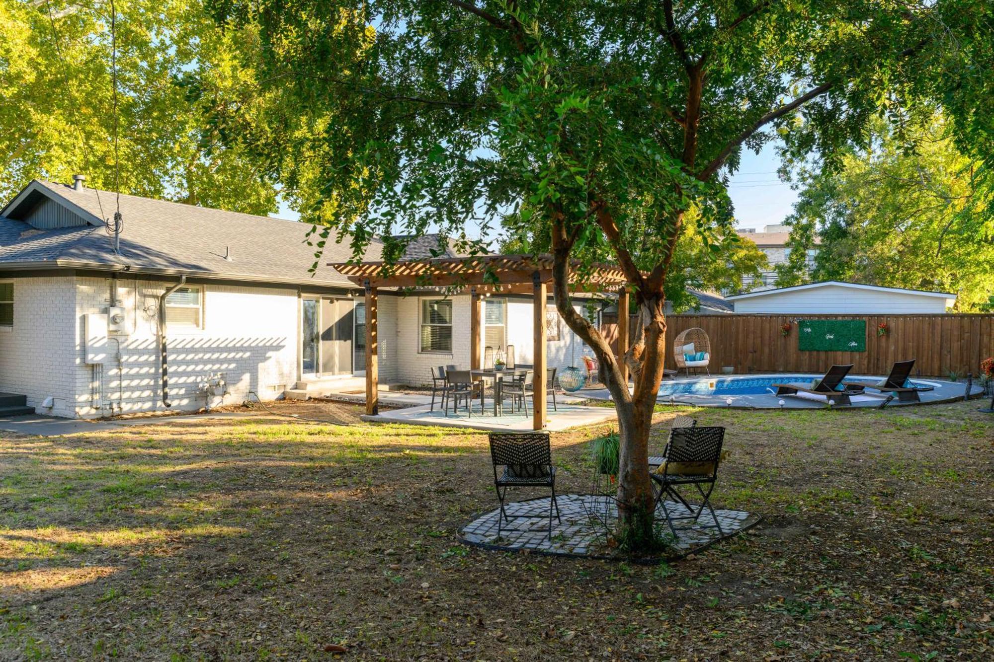 Modern Midway Hollow With Pool! Villa Dallas Kültér fotó